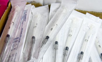 El gobierno dijo que con la compra de vacunas contra el covid-19 hay dosis suficientes para abarcar a toda la población habilitada
