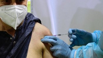Está habilitada la agenda para la vacunación a todas las personas mayores de 12 años en Uruguay