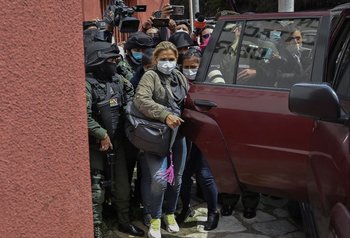Añez es escortada a la cárcel de Obrajes, donde cumplió su prisión preventiva, en marzo de 2021. (Archivo)