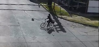 La imagen del secuestrador y la menor Maia Beloso en bicicleta