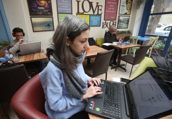 La periodista Zeina Shahla con su laptop en un café en Damasco.