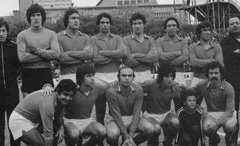 El equipo de Defensor campeón uruguayo en 1976; el arquero era Fredy Clavijo