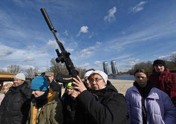 Mujer ucraniana entrena con un arma en Kiev, el 20 de febrero