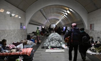 Civiles ucranianos refugiados en una estación de metro