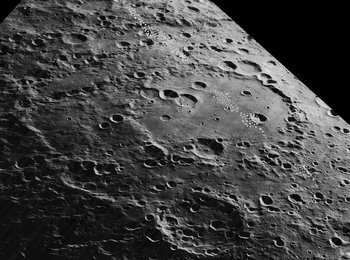 Imagen del cráter Hertzsprung tomada por el Lunar Orbiter 5