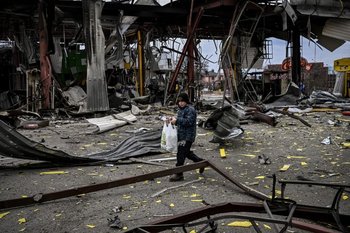 Un niño evacua la ciudad de Irpin, al noroeste de Kiev, durante bombardeos este sábado