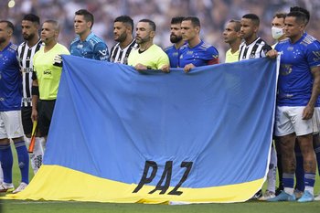 En la cancha los jugadores posaron juntos con una bandera de Ucrania pidiendo paz 