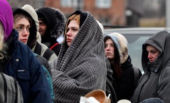 Refugiados ucranianos aguardan para tomarse un ómnibus luego de cruzar a Polonia