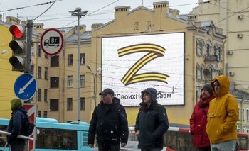 Peatones caminan delante de un cartel con la letra Z en San Petesburgo