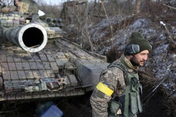 Soldado ucraniano frente a un tanque en la localidad de Zolote, en la región de Lugansk