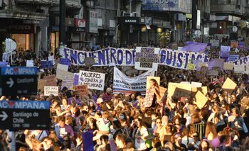 Mujeres marchan por avenida 18 de Julio, en el marco del #8M