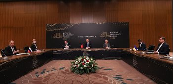 Una de las reuniones previas entre Ucrania y Rusia en Turquía, con la presencia de los cancilleres Lavrov y Kuleba
