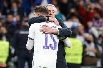 El abrazo de Ancelotti a Valverde