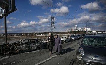 Civiles evacúan Irpin, ciudad al norte de Kiev