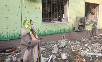  Una mujer embarazada frente al hospital bombardeado en Mariúpol