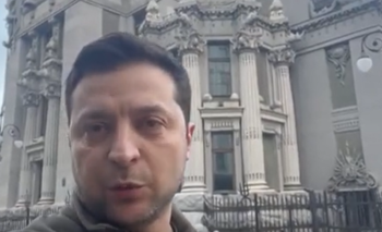 El presidente de Ucrania, Volodymyr Zelensky, grabó uno de sus primeros videos delante de la Casa con Quimeras.