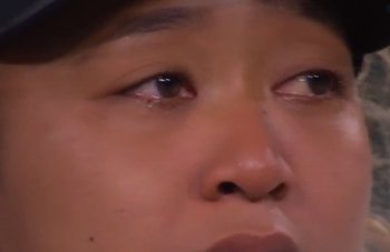 Naomi Osaka no aguantó las lágrimas en el partido por el insulto recibido y le reclamó a la umpire durante varios minutos