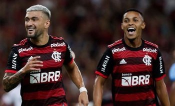 Giorgian De Arrascaeta celebra su gol para Flamengo contra Bangú que abrió la goleada por la última fecha de la Taca Guanabara de Río