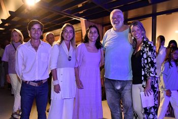 Presidente de La Barra Golf Club Matías Paullier junto a Pablo Atchugarry y Tati Paz, Valeria Luzardo y Noel Coates de Fundación ReachingU