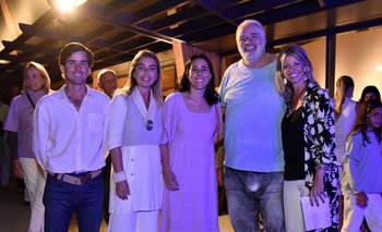 Presidente de La Barra Golf Club Matías Paullier junto a Pablo Atchugarry y Tati Paz, Valeria Luzardo y Noel Coates de Fundación ReachingU