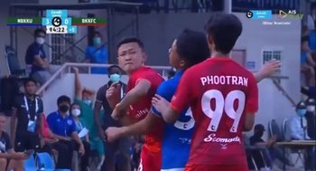 Aisaret Noichaiboon, jugador del Bangkok FC, fue a buscar a su rival y le propinó un golpe pocas veces visto. 