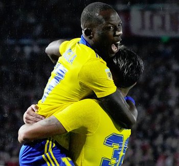 Advíncula celebra su primer gol para Boca, el pasado domingo ante Estudiantes en La Plata, con la camiseta amarilla