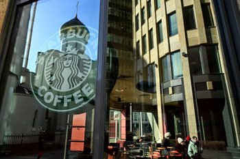 Café Starbucks cerrado en Rusia