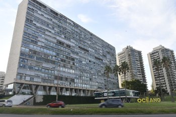 El edificio fue erigido en 1958; la crisis de la época frustró la concreción de una segunda pantalla que formara un ángulo obtuso hacia donde hoy están las Torres del Puerto