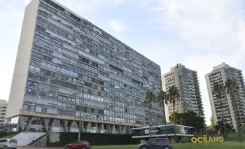 El edificio fue erigido en 1958; la crisis de la época frustró la concreción de una segunda pantalla que formara un ángulo obtuso hacia donde hoy están las Torres del Puerto