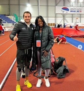 Emiliano Lasa y su entrenadora Tania Fernandes Moura en Belgrado, para competir en el Mundial indoor 2022