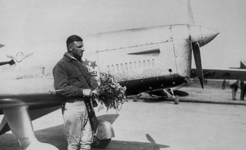 Cukurs delante del avión que construyó él mismo y con el que voló de Riga a Tokio en 1937.
