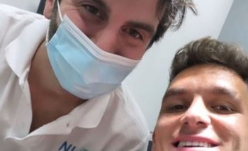 Lucas Torreira sonríe junto a su odontólogo luego de que este le colocara la pieza dental que perdió el sábado cuando enfrentó a Internazionale de Milán