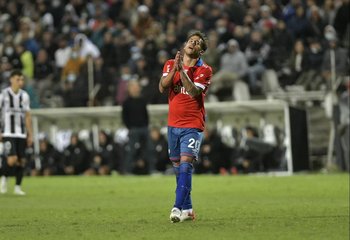 Felipe Carballo lamenta el gol que le sacó De Arruabarrena