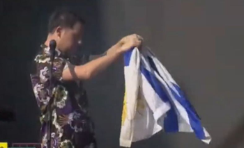 Matthew Murphy recibiendo la bandera uruguaya