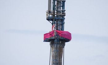 La lona rosada del "Sí" en lo alto de la refinería, desafiando disposiciones de seguridad