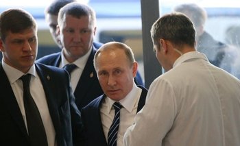Foto de archivo. El presidente de Rusia, Vladimir Putin, acompañado por sus guardaespaldas