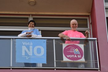 Rubí de Freitas vota No y su marido Raúl Chiesa vota Sí