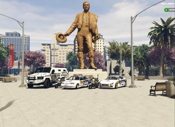 La plaza principal de MVD City con autos de la Policía y de la Guardia Republicana.