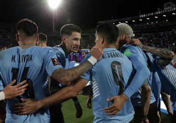 Los jugadores uruguayos celebran el gol contra Perú que clasificó a Uruguay al Mundial de Qatar