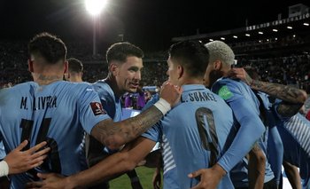 Los jugadores uruguayos celebran el gol contra Perú que clasificó a Uruguay al Mundial de Qatar