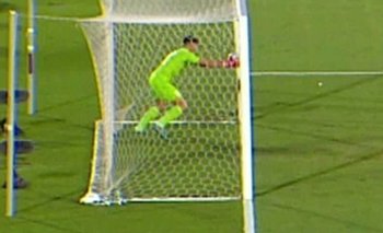Sergio Rochet atajó un balón complicado y cuando todos pensaban que era gol, el VAR demostró lo contrario