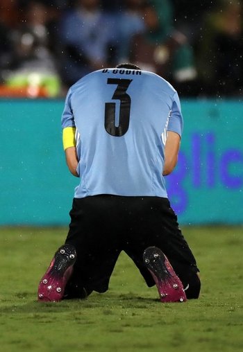 Godín se hinca y llora de alegría por la clasificación de Uruguay a Qatar 2022
