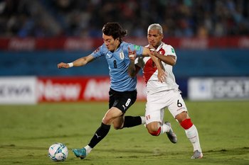 Facundo Pellistri supera a Miguel Trauco de Perú; el uruguayo recibió su segunda amarilla y no podrá jugar ante Chile