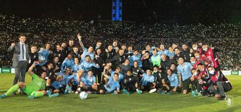 La selección uruguaya celebrando su clasificación a Catar 2022