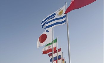 La bandera uruguaya fue izada entre la de Japón y la de FIFA