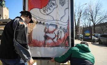 Jóvenes instalan propaganda anti Putin en una ciudad ucraniana