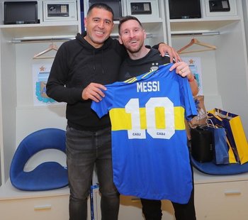 Riquelme le regaló una camiseta de Boca a Messi