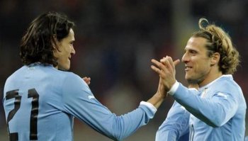Edinson Cavani y Diego Forlán cuando compartieron partidos en la selección uruguaya