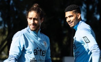 Martín Cáceres y Ronald Araujo, dos compañeros que juegan en los cuatro puestos de la defensa uruguaya