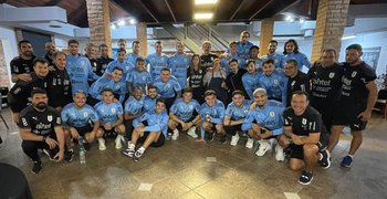 La foto de Diego Godín en la última noche en el Complejo Celeste, con jugadores, funcionarios y cuerpo técnico